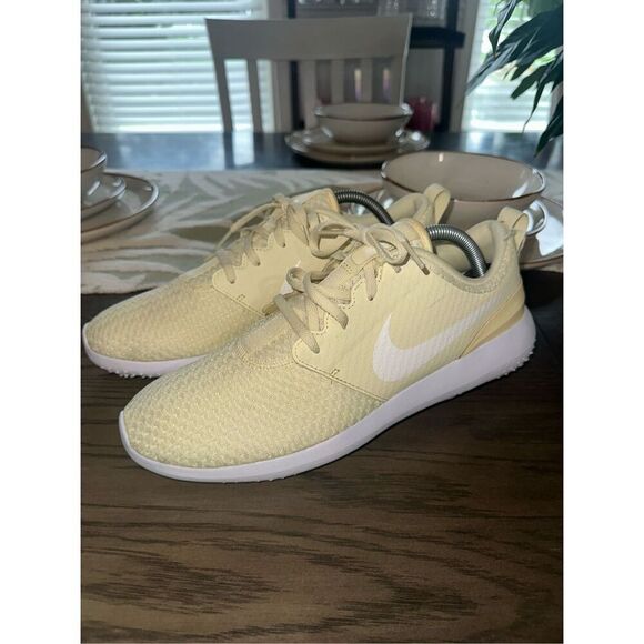 Nike Women’s Roshe Golf Shoes Size 10 Pale Yellow CD6066-700 - Picture 2 of 7